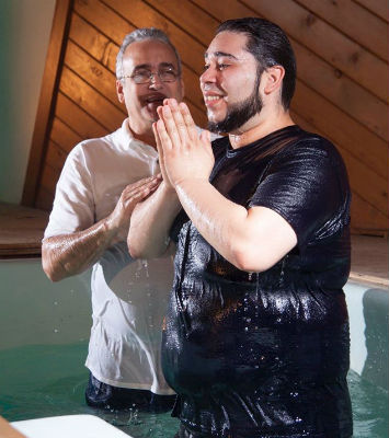 carlos_lamelas_baptizing_newvida_dallastx_forweb
